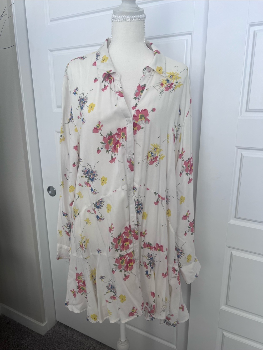 Chelsea & Theodore Cream Floral Button-Front Tunic with Pink & Yellow Blossoms